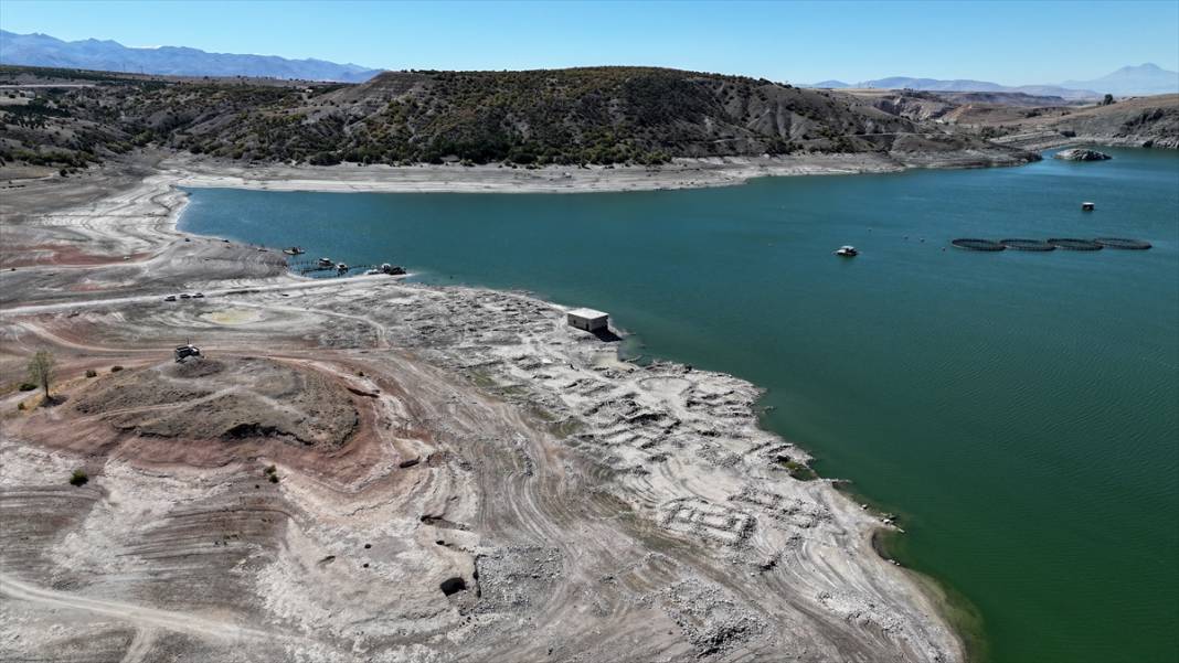 Barajdaki su çekildi, köy enkazı ortaya çıktı, balık kafesleri zeminle buluştu 17
